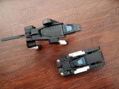 變形金剛U盤通體采用鋅合金材質(zhì),因此異常堅硬牢固、導(dǎo) 變形金剛U盤受到市場熱捧